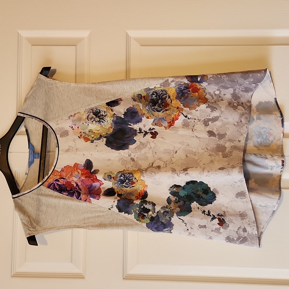 Simply Vera by Vera Wang Sleeveless Floral Gray Top - Size Small